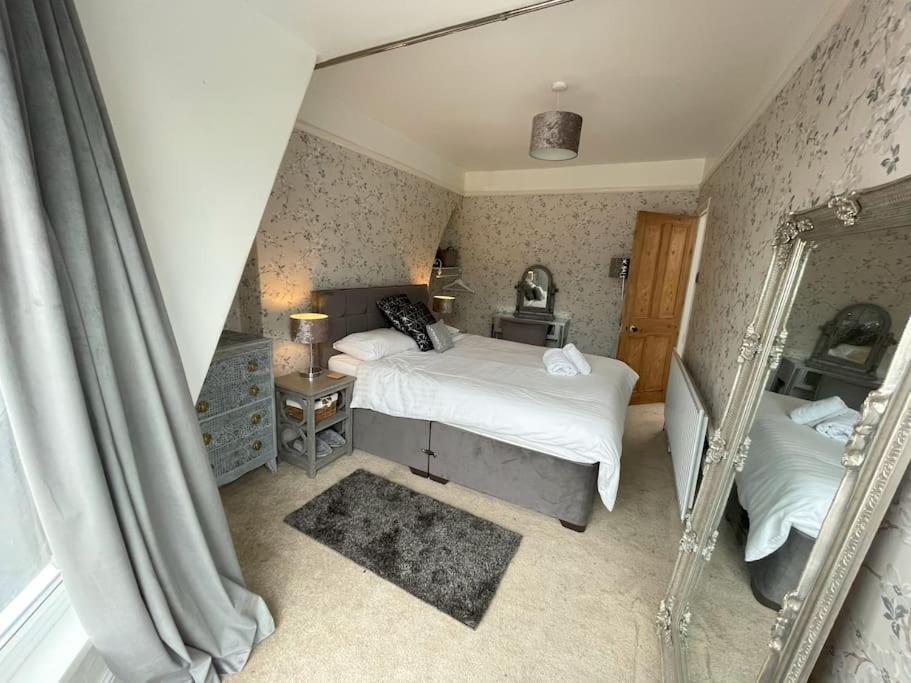 Stylish 5-Bedroom House Near Tunnels Beach Ilfracombe Bagian luar foto
