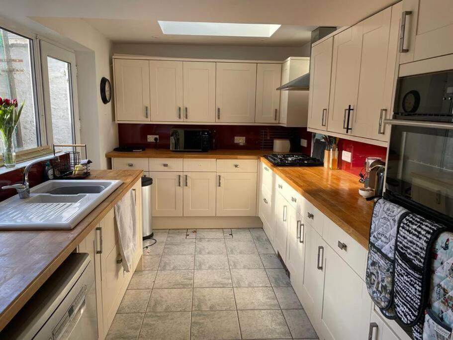Stylish 5-Bedroom House Near Tunnels Beach Ilfracombe Bagian luar foto